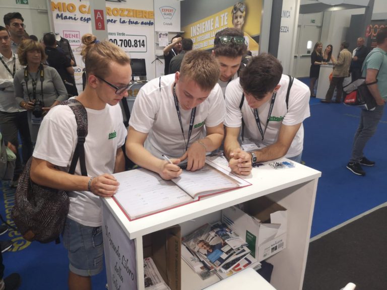 Stand Ricostruire per Riparare Autopromotec 2019